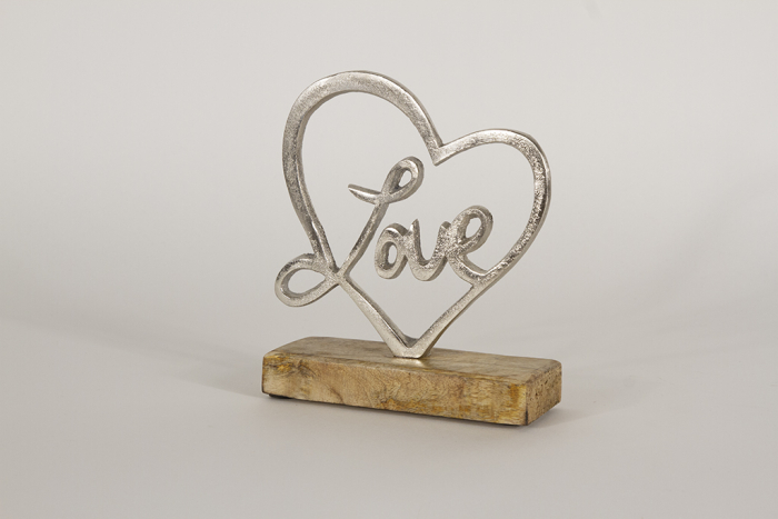 Herz Love aus Metall auf Holz Sockel